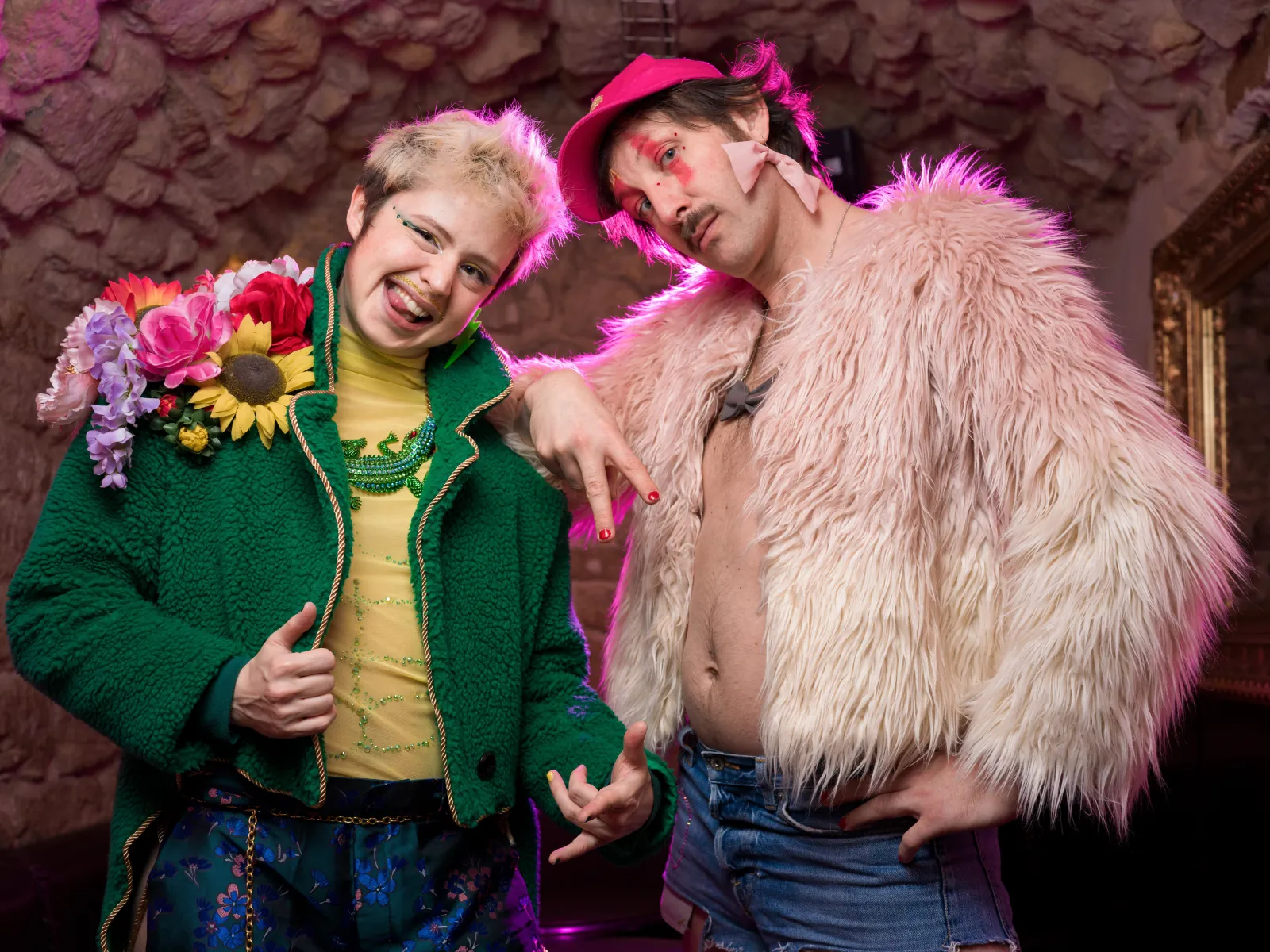 Le duo Soleil Badass en costumes pailletés et boa